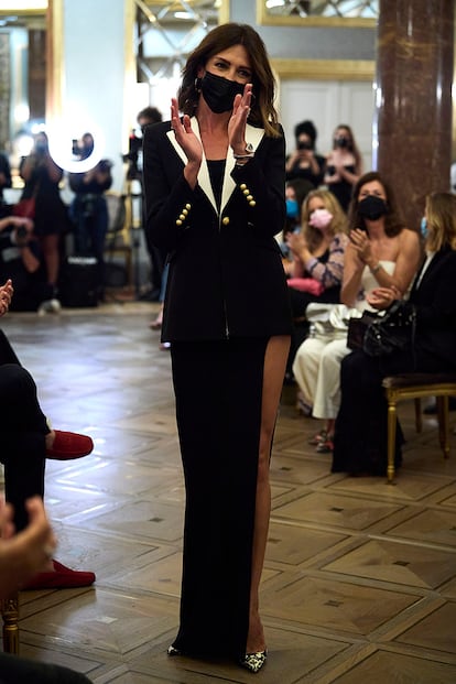 La modelo Nieves Álvarez en el desfile de su colección cápsula junto a The Extreme Collection en el Hotel Wellington de Madrid.