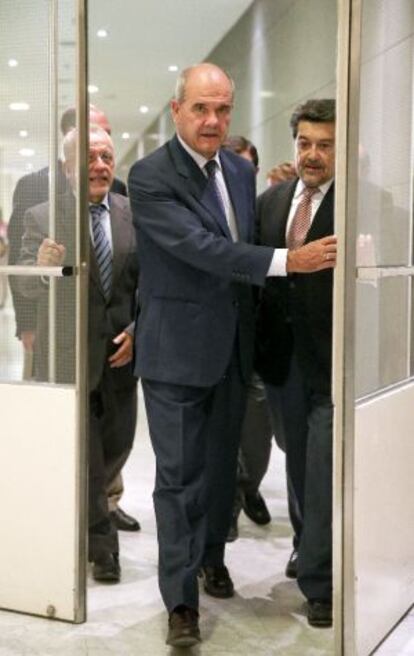 El expresidente de la Junta de Andaluc&iacute;a Manuel Chaves, en el centro, ayer en el Congreso.