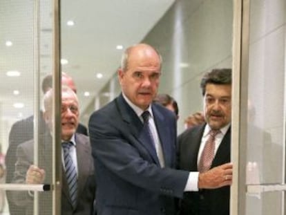 El expresidente de la Junta de Andaluc&iacute;a Manuel Chaves, en el centro, ayer en el Congreso.