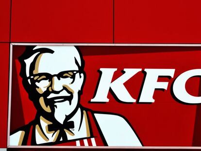 Muere el creador de la primera franquicia Kentucky Fried Chicken