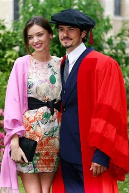 Orlando Bloom junto a su ya esposa, la modelo Miranda Kerr, el día que recibió una condecoración de la Universidad de Kent (Inglaterra).