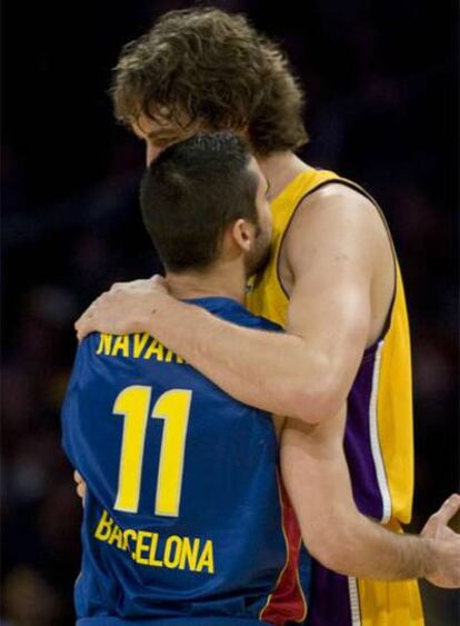 Pau Gasol se abraza a Navarro