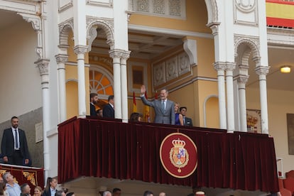 El Rey Felipe VI saluda al público a su llegada al palco real.