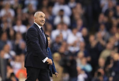 Osvaldo Ardiles, durante el partido del Tottenham ante el United.