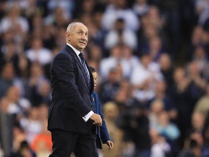 Osvaldo Ardiles, durante el partido del Tottenham ante el United.