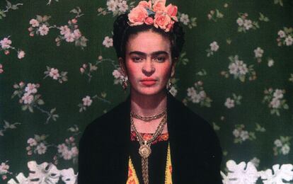 Fotografía de Frida Kahlo en el banco blanco (Nueva York, 1939)