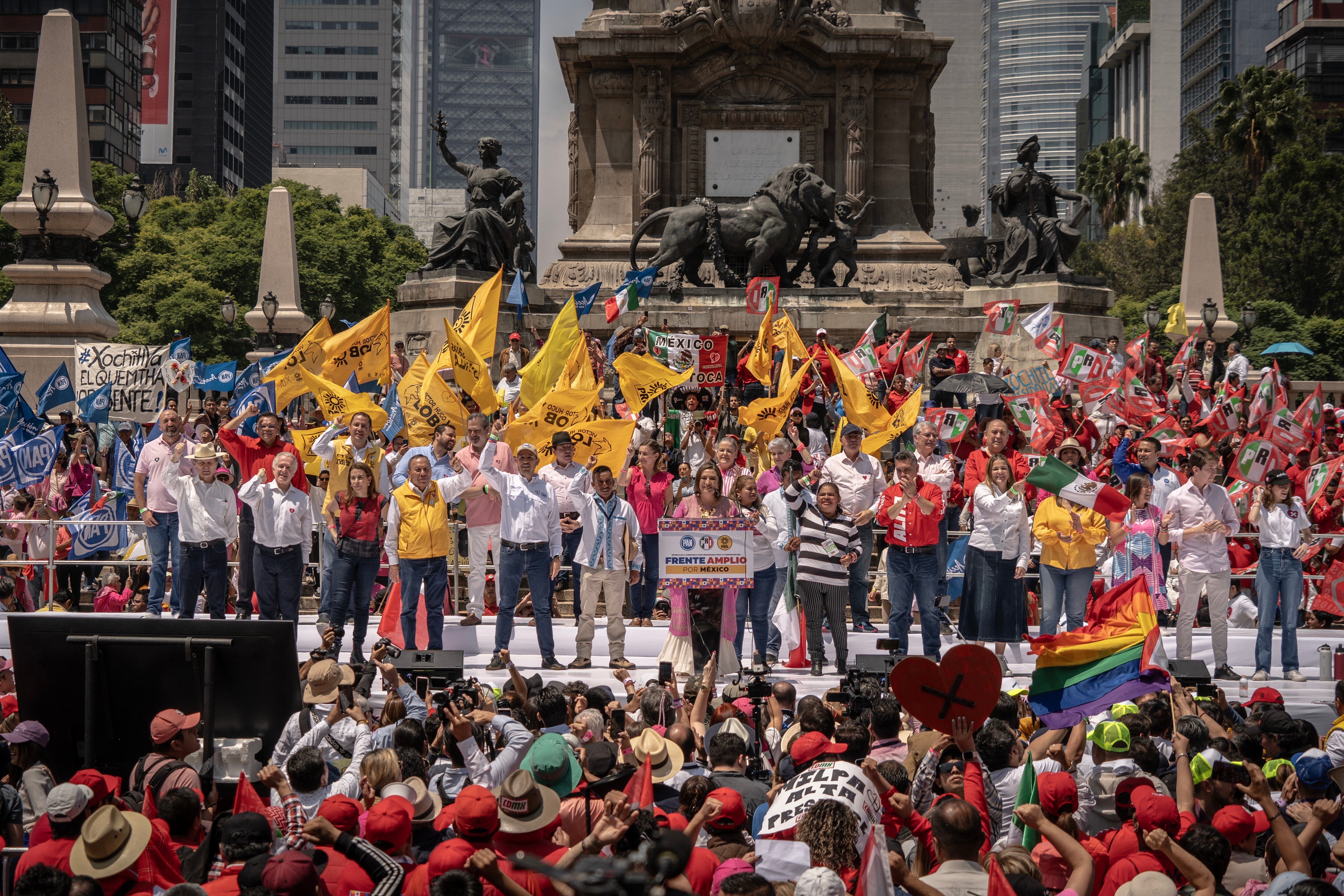 Xóchitl Gálvez celebra después de recibir su constancia como candidata en el Ángel de la Independencia, el 3 de septiembre de 2023.