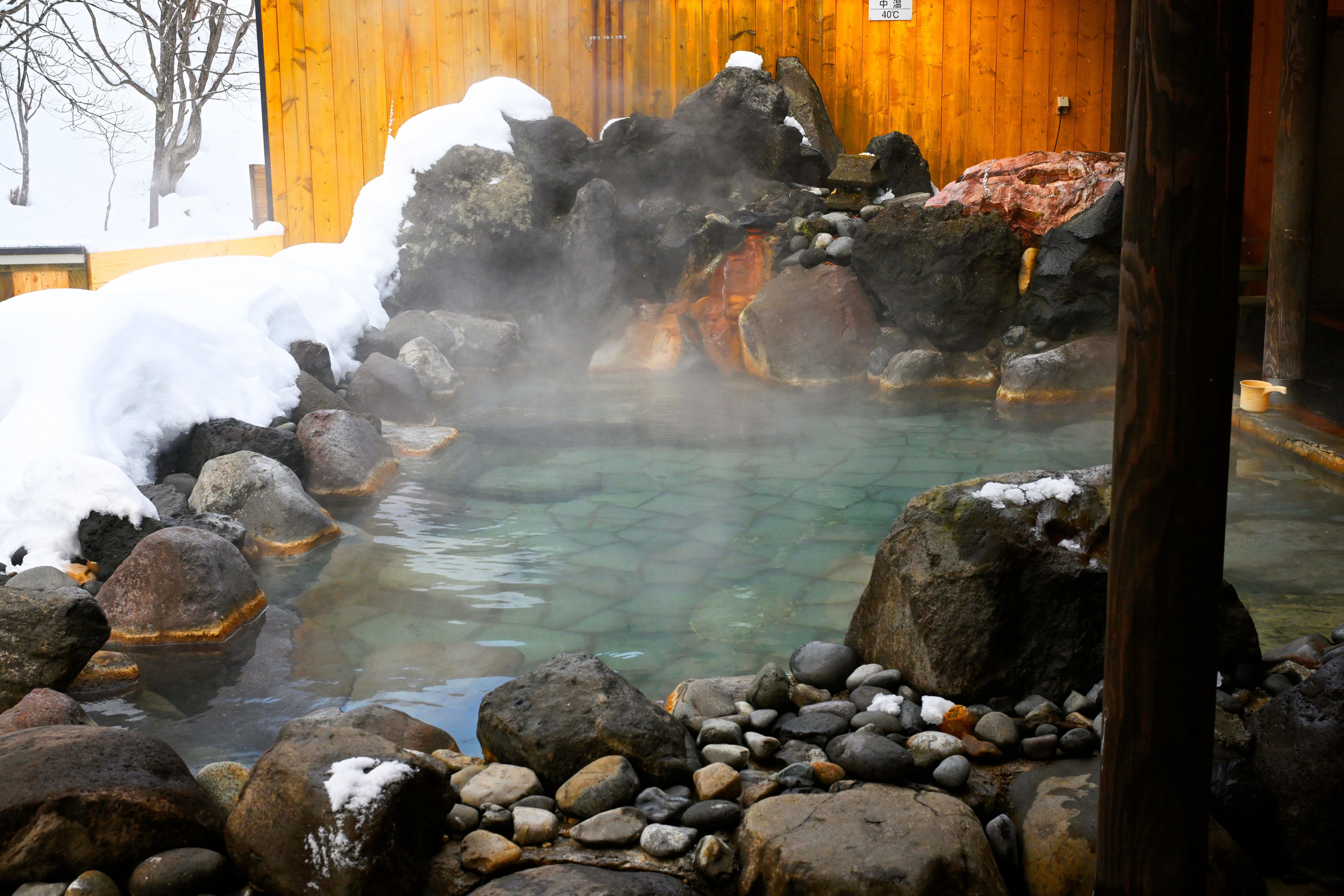 Un baño relajante en un onsen.