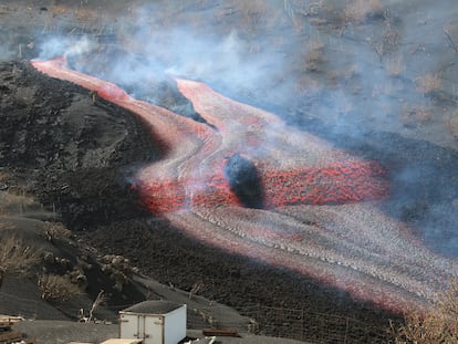 Nueva boca del volcán de La Palma, fotografiada hoy.