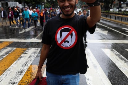 Un manifestante lleva una camiseta con un símbolo que expresa su oposición a Nicolás Maduro, durante las manifestaciones de este miércoles en Caracas.