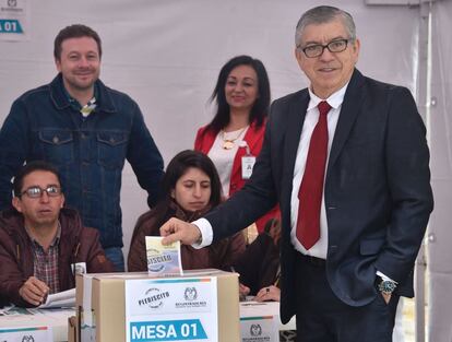 L'expresident de Colòmbia i promotor del sí, César Gaviria, en el moment d'introduir el vot a l'urna.