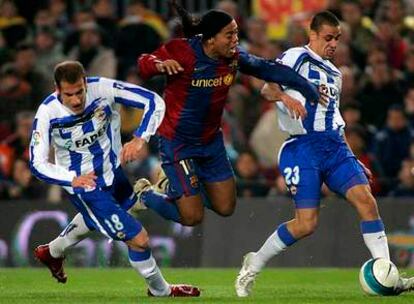 Ronaldinho cae ante la entrada de Lopo y Estoyanoff