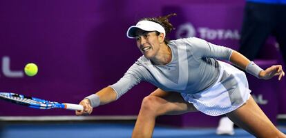 Muguruza trata de devolver la pelota ante Kvitova.