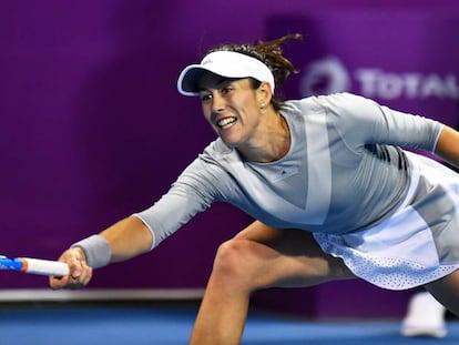 Muguruza trata de devolver la pelota ante Kvitova.