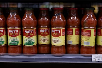 En la imagen, detalle de un estante con salsa de tomate, uno de los productos más vendidos, en Market Casa Italia, en Barcelona.