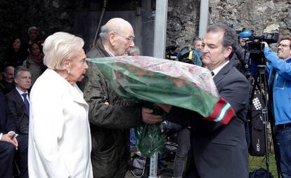 Dos de los supervivientes de Gernika entregan las flores ante la mirada del lehendakari.