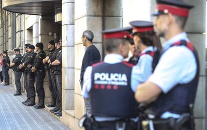 Guardias civiles y mossos (en primer plano), ante la sede de Exteriores.