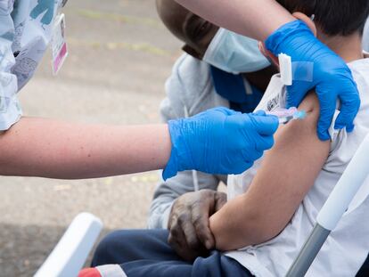 Un niño es vacunado en el CEIP Tíncer de Santa Cruz de Tenerife, a 4 de febrero de 2022.