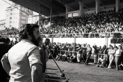 El exdirigente sindical en Astano Ramón Agras, en  una asamblea a comienzos de los años ochenta en el estadio de O Inferniño.