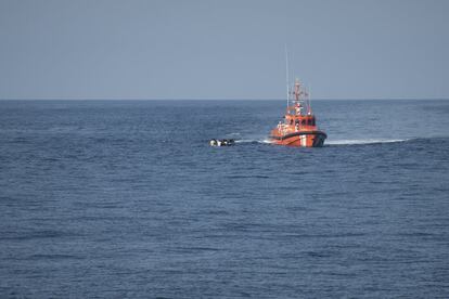 Un barco de Salvamento Marítimo se acerca a una patera que navega a la deriva en el estrecho de Gibraltar fotografiado este jueves desde la patrullera 'Avallone'.