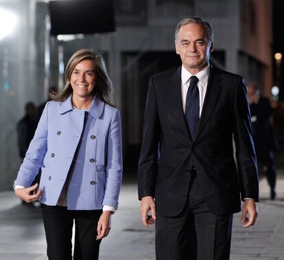 Ana Mato, directora de campaña del Partido Popular, y Esteban González Pons, vicesecretario de Comunicación, llegan al Palacio de Congresos de Madrid, donde se celebró el debate.