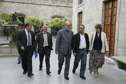 Los consejeros Jordi Valls (izquierda), Antoni Castells (centro) y Anna Simó, acompañados de los líderes sindicales.