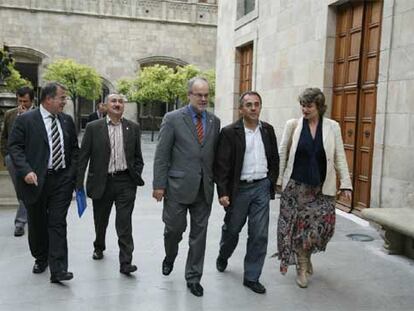 Los consejeros Jordi Valls (izquierda), Antoni Castells (centro) y Anna Simó, acompañados de los líderes sindicales.