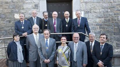 Los 12 nuevos miembros de Jakiunde posan ante la sede de la Academia en Bergara, con la secretaria de la institución, Itziar Alkorta.