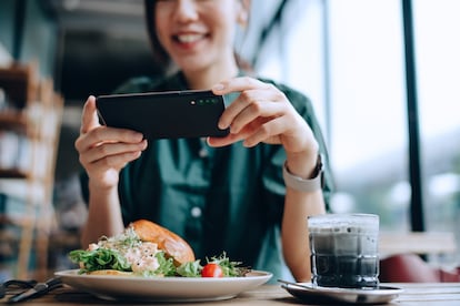 Uno puede ir solo a comer por placer, pero es posible que lo cuelgue en Facebook o Instagram para contarlo. Así, el contacto virtual haría más llevadera la soledad.