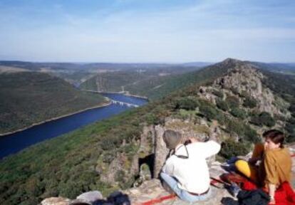 Vista del parque natural de Monfragüe, atravesado por el río Tajo, desde el castillo de Monfragüe (siglo XII), en Cáceres (Extremadura).