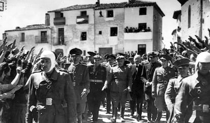 Francisco Franco visita Tauste en 1959 mientras los vecinos le reciben brazo en alto.