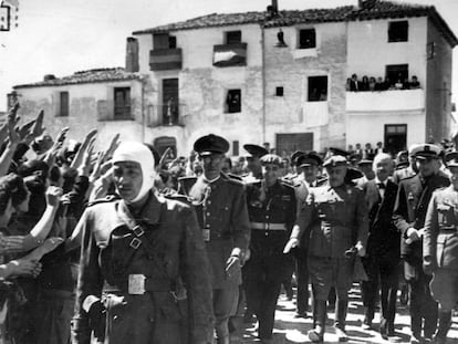 Francisco Franco visita Tauste en 1959 mientras los vecinos le reciben brazo en alto.