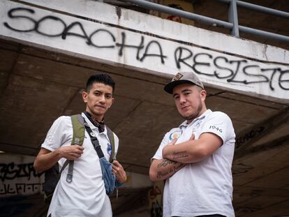 Jesús David Mora y Jeison Hernández, el 26 de octubre de 2022, en el puente El Arco, un símbolo de la protesta social en el municipio de Soacha.