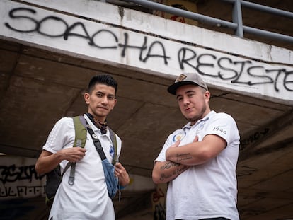 Jesús David Mora y Jeison Hernández, el 26 de octubre de 2022, en el puente El Arco, un símbolo de la protesta social en el municipio de Soacha.