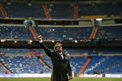 Klopp se dirige a los aficionados del Borussia para festejar la clasificación de su equipo una vez acabado el encuentro, con el Bernabéu casi vacío.