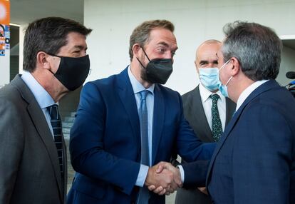 secretario de Estado de Turismo y presidente de Turespaña, Fernando Valdés en el centro, con el vicepresidente de la Junta de Andalucía, Juan Marín y del alcalde de Sevilla, Juan Espadas.