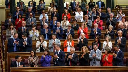 El líder del PSOE, Pedro Sánchez, aplaudido por los diputados socialistas en el Congreso, el pasado 31 de mayo.
