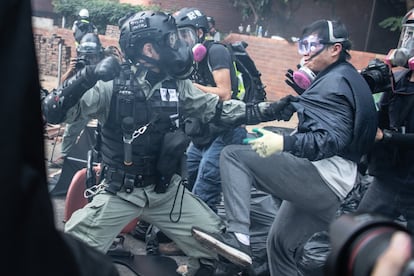 Un oficial de la policía se dispone a detener a un manifestante.