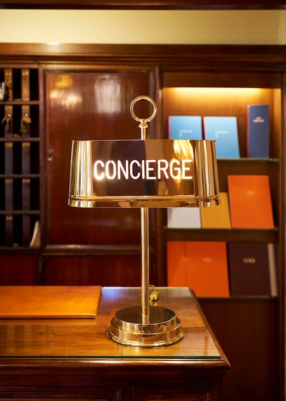 Mostrador de la conserjería, uno de los elementos emblemáticos del establecimiento que se conserva igual que cuando se inauguró, en 1958. 