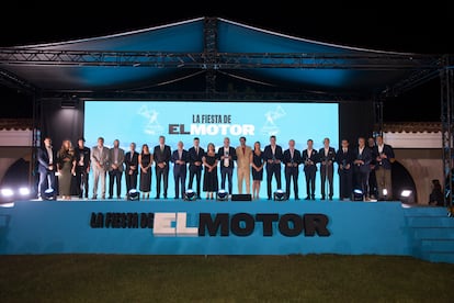 Los participantes en la Fiesta del Motor organizada por Prisa Media, ayer en el Hipódromo de la Zarzuela. En el centro, el ministro de Industria, Héctor Gómez, junto al presidente ejecutivo de Prisa Media, Carlos Núñez, y los directores de EL PAÍS, Pepa Bueno; Cinco Días, Amanda Mars y  de As, Vicente Jiménez, con los premiado