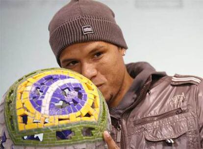 Luis Fabiano, con el premio