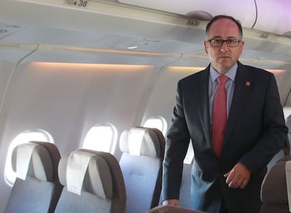 Luis Gallego, presidente de Iberia, a bordo de uno de los aviones de la aerolínea.