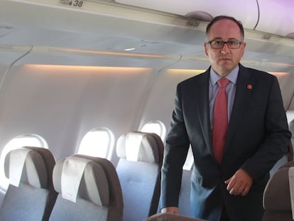 Luis Gallego, presidente de Iberia, a bordo de uno de los aviones de la aerolínea.