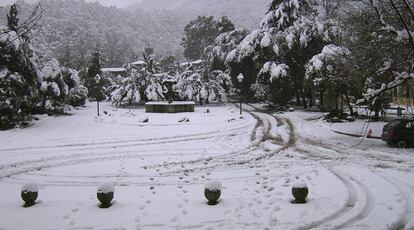 Toda España, menos Canarias, Ceuta y Melilla, se encuentra bajo alerta por la ola de frio polar que ha hecho que se desplomen los termómetros. En la imagen, el paisaje nevado que presentaba la localidad mallorquina de Monasterio de Lluc