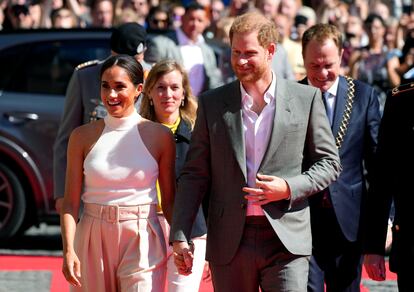Los duques de Sussex, Enrique y Meghan Markle, a su llegada a Dusseldorf (Alemania) para la presentación de los Juegos Invictus de 2023, el 6 de septiembre.