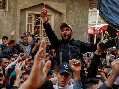 Un ciudadano reacciona durante el funeral de los tres líderes de la Yihad islámica y otros diez civiles, este martes.