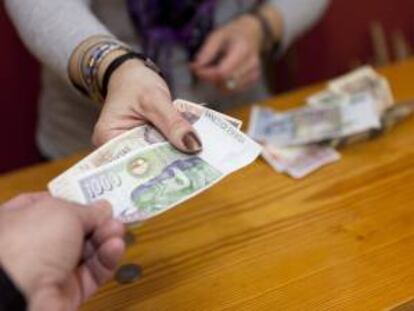 Los españoles conservaban aún sin canjear casi 1.677 millones de euros en monedas y billetes de pesetas a finales de noviembre, una cantidad que es casi un millón de euros inferior a la del mes anterior. EFE/Archivo