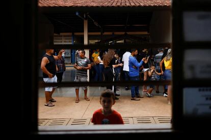 Gente hace fila para votar en una casilla de Brasilia.