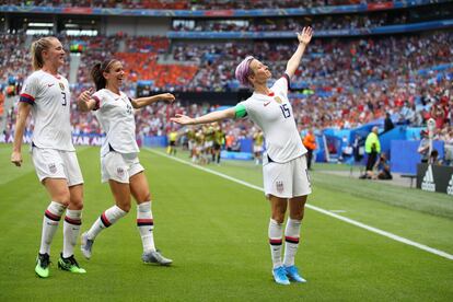 A jogadora norte-americana Megan Rapinoe (à direita) celebra com suas colegas de equipe Alex Morgan (à esquerda) e Samantha Mewis, o primeiro gol da final da Copa do Mundo Feminina contra a Holanda, realizada em Paris (França) em 7 de julho.