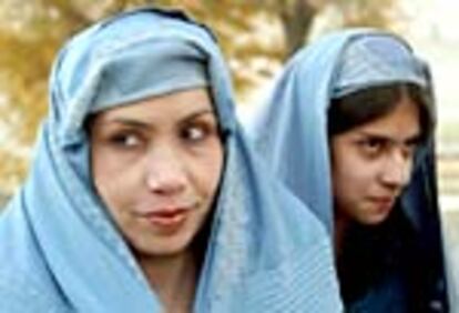 Una madre y su hija pasean por Kabul con los velos de los <i>burkas</i> alzados tras la caída de los talibanes.